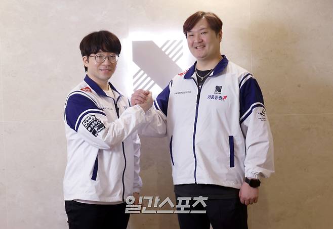 K포럼에 참가하는 양선일 DRX 대표와 무릎 배재민 선수가 포즈를 취하고 있다. 김민규 기자