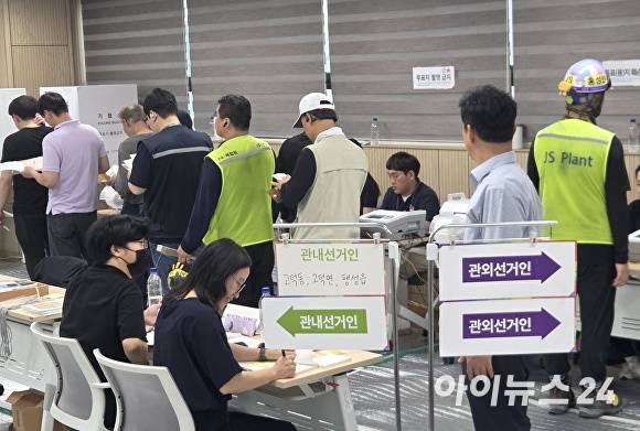 제9회 전국동시지방선거 사전투표가 시작된 29일 오전 경기도 평택시 고덕동 행정복지센터 사전투표소에서 시민들이 출근 전 투표를 하기 위해 대기하고 있다. [사진=임정규 기자]