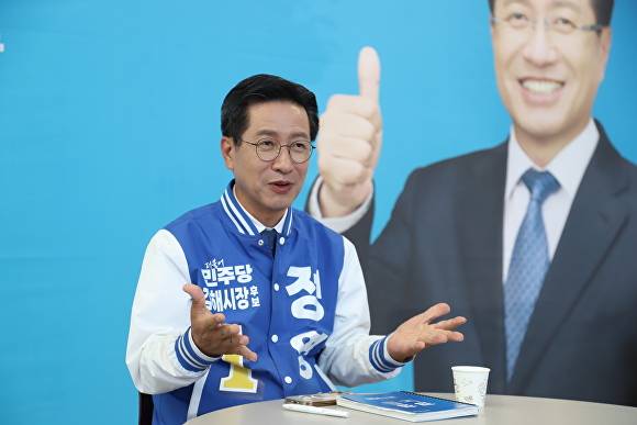 정영두 더불어민주당 경남 김해시장 후보가 아이뉴스24와 인터뷰를 하고 있다. [사진=박채오 기자]