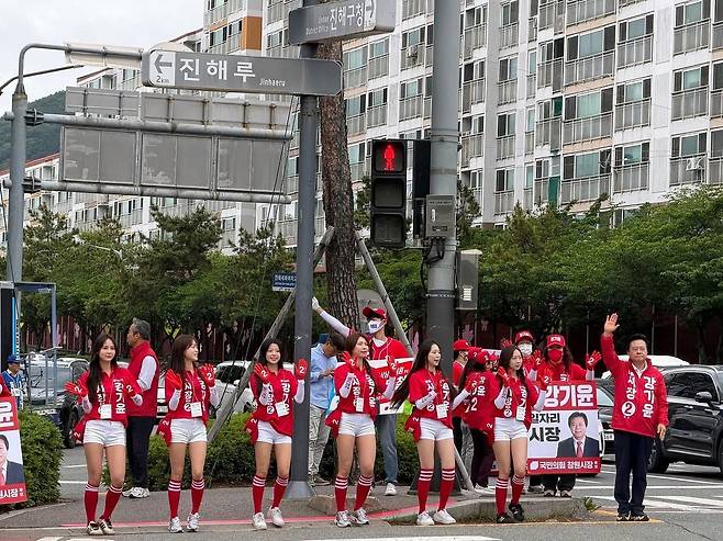 강기윤(맨 오른쪽) 전 한국남동발전 사장은 지난 2월 사임하고 창원시장 선거에 출마했다. [사진 강기윤 페이스북 캡쳐]