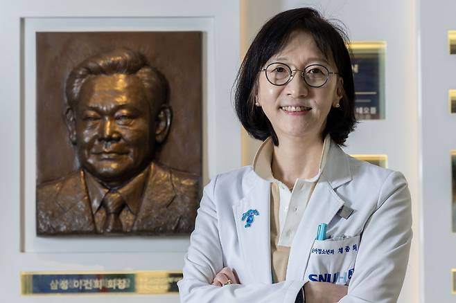 채종희 서울대병원 교수가 지난 22일 오후 서울대학교병원 어린이병원 로비에 설치된 이건희 삼성 선대 회장 부조 앞에서 중앙일보와 인터뷰 하고 있다. 장진영 기자.