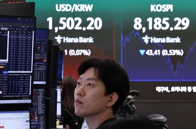 코스피가 전 거래일 대비 43.41포인트(0.53%) 내린 8,185.29에 장을 마감한 28일 서울 하나은행 본점 딜링룸에서 딜러가 업무를 보고 있다. 연합뉴스