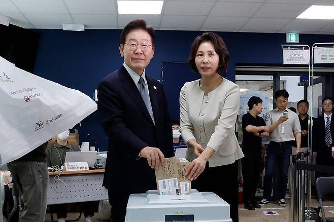 이재명 대통령과 김혜경 여사가 제9회 전국동시지방선거 사전투표 첫 날인 29일 오전 서울 종로구 삼청동주민센터를 찾아 투표를 하고 있다. 청와대사진기자단
