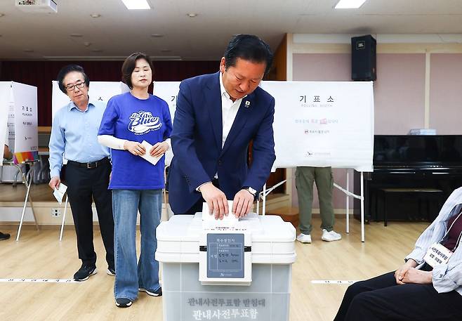 정청래 더불어민주당 대표 겸 총괄상임선거대책위원장이 29일 오전 서울 마포구 성산2동 주민센터에 마련된 제9회 전국동시지방선거 사전투표소에서 투표를 하고 있다. 뉴스1
