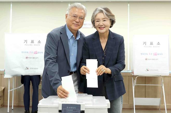 문재인 전 대통령과 김정숙 여사가 6·3지방선거 사전투표 첫날인 29일 경남 양산시 하북면 주민자치센터에 마련된 사전투표소에서 투표하고 있다. 연합뉴스