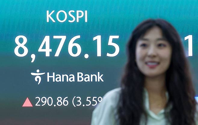 코스피 지수가 29일 전일 대비 3.55% 상승해 8476.15를 기록하며 사상 최고 기록을 갈아치웠다. 뉴스1