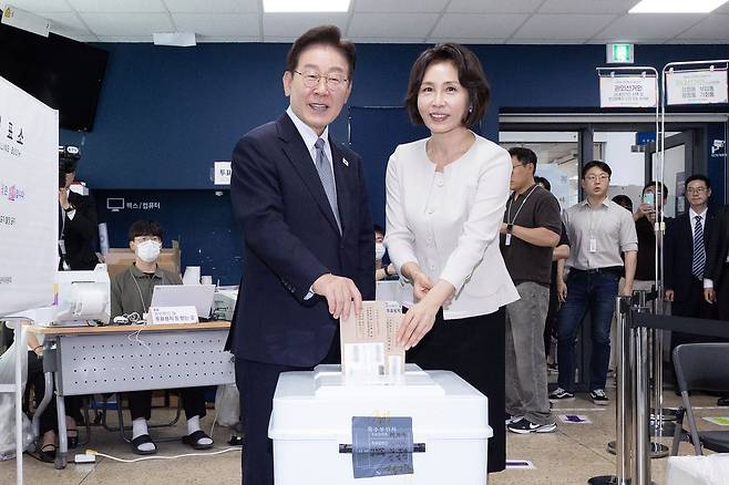 이재명 대통령과 김혜경 여사가 제9회 전국동시지방선거 사전투표 첫 날인 29일 오전 서울 종로구 삼청동주민센터를 찾아 투표를 하고 있다. 전민규 기자