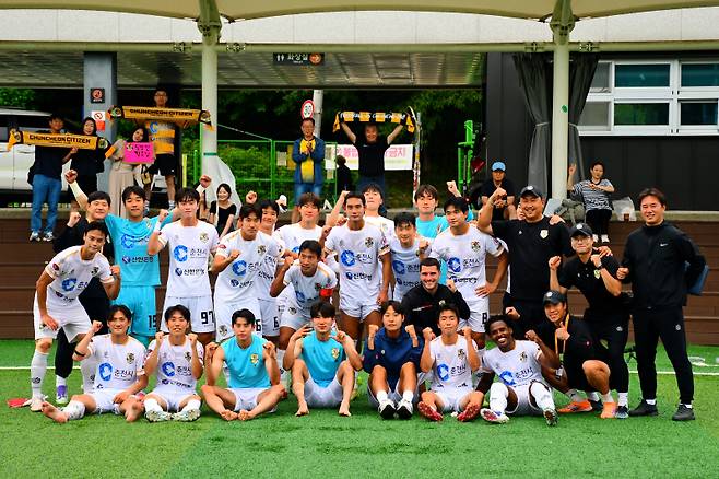 ▲ 춘천시민축구단 선수단이 27일 서울 중랑구립잔디운동장에서 열린 서울중랑축구단과 2026 K3K4챔피언십 16강에서 대승을 거둔 뒤 기뻐하고 있다.  춘천시민축구단 제공