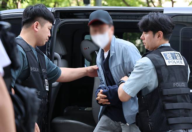 ▲ LG전자 마곡 업무단지인 사이언스파크에서 칼을 휘둘러 2명에게 중상을 입힌 혐의로 긴급 체포된 LG전자 협력업체 직원인 A씨가 29일 서울 양천구 서울남부지방법원에서 열리는 구속 전 피의자 심문(영장실질심사)에 출석하고 있다. 연합뉴스
