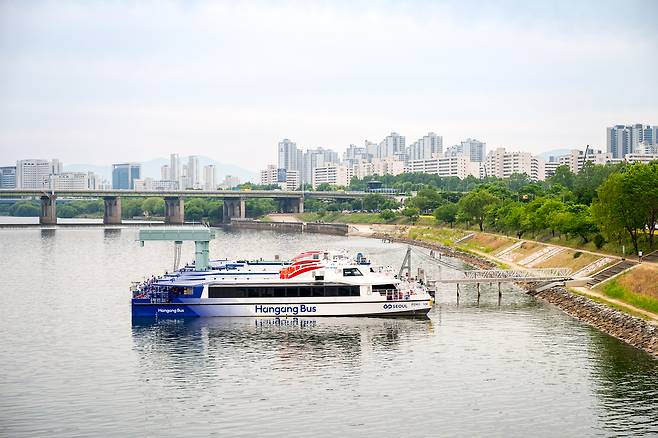 A Hangang Bus ferry is docked at Jamsil Dock in Songpa District, southern Seoul. [SEOUL TOURISM ORGANIZATION]