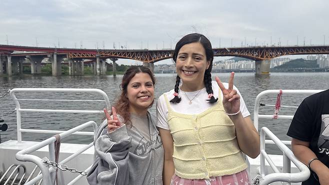 Cristtel Ramirez, right, and her friend pose for a photo during a ride on the Hangang Bus ferry on May 19. [WOO JI-WON]