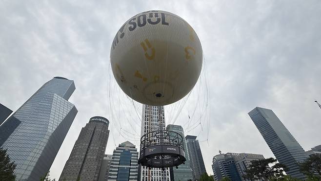 The tethered hot-air balloon Seouldal rises into the sky on May 19. [WOO JI-WON]