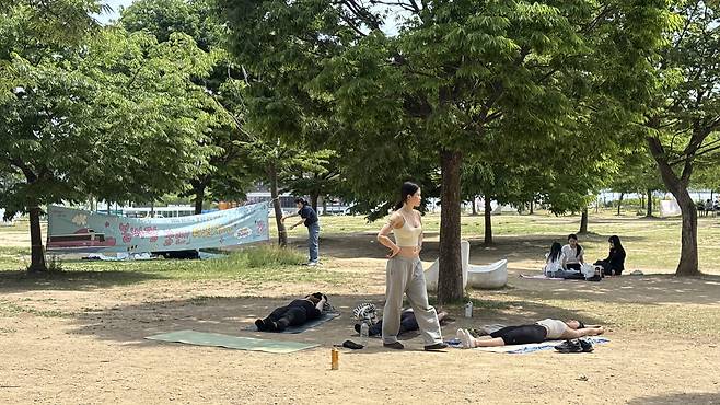 An outdoor yoga session takes place at Yeouido Hangang Park on May 18. [WOO JI-WON]