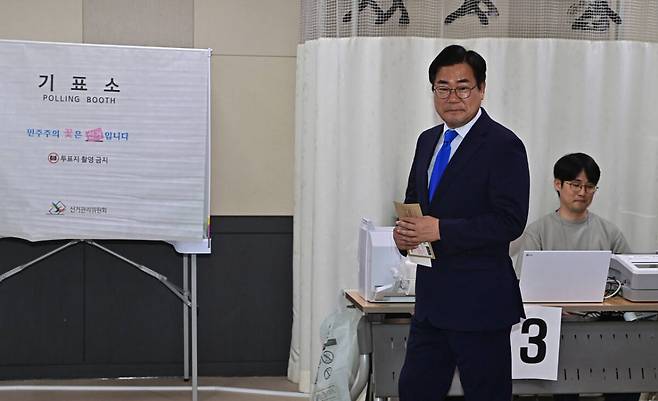 더불어민주당 박찬대 인천시장 후보가 29일 오전 인천시 연수구 송도2동 행정복지센터 사전투표소에서 소중한 한 표를 행사하고 있다. 조병석기자
