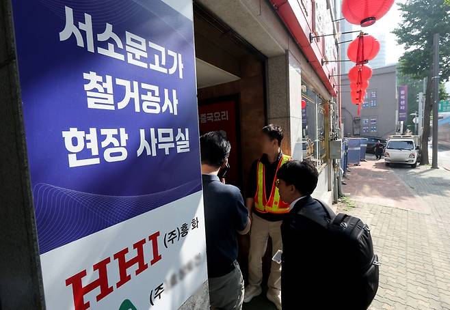 경찰 관계자들이 서소문 고가차도 붕괴사고와 관련해 29일 서울 서대문구 철거 공사 현장사무실을 압수수색 하기 위해 들어가고 있다. 2026.5.29 / 사진=연합뉴스
