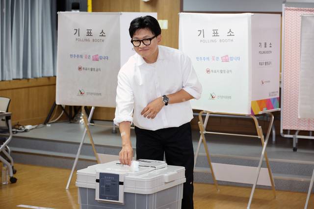 한동훈 무소속 부산 북갑 국회의원 보궐선거 후보가 29일 오전 부산 북구 만덕2동 행정복지센터에 마련된 사전투표소에서 투표하고 있다. 연합뉴스