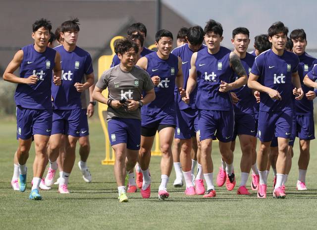 손흥민(왼쪽)과 축구대표팀 선수들이 29일 오전(한국시간) 미국 유타주 헤리먼에 위치한 자이언스뱅크 트레이닝센터에서 훈련에 앞서 러닝으로 몸을 풀고 있다.  연합뉴스