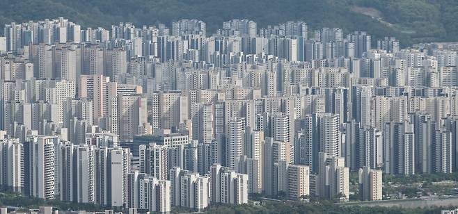지난달 서울 송파구 롯데월드타워 전망대 서울스카이에서 바라본 서울 시내의 아파트 단지. [연합]