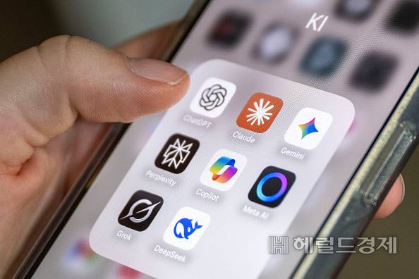 인공지능(AI) 앱 클로드를 포함한 AI 앱이 나열된 모습 [게티이미지뱅크]