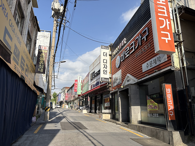 28일 오후 찾은 서울 ‘아현동 가구거리’. 사람들이 찾지 않아 썰렁했다. 일부 매장에는 할인 문구가 붙었다. 박연수 기자