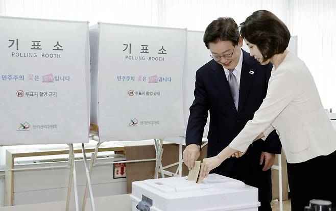이재명 대통령과 김혜경 여사가 제9회 전국동시지방선거 사전투표 첫날인 29일 서울 종로구 삼청동 주민센터에서 사전투표를 하고 있다. [연합]