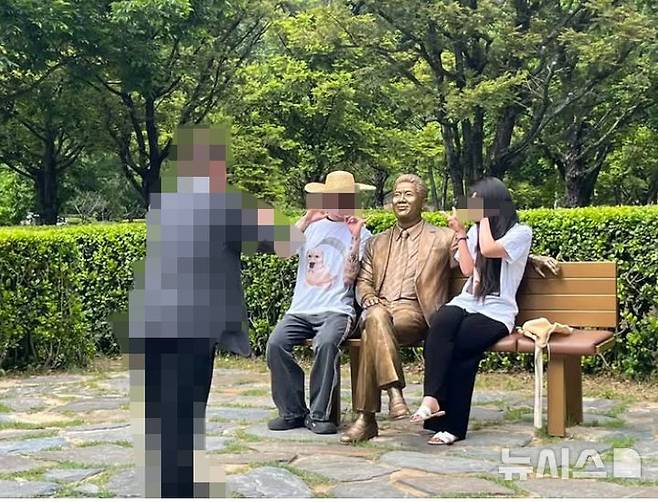 [서울=뉴시스]고 노무현 전 대통령 17주기 추도식이 열린 지난 23일 봉하마을 기념관에 극우 성향으로 추정되는 이용자들이 '일베'를 의미하는 손가락 포즈를 취하며 사진을 찍었다는 주장이 나왔다. (사진 = 조수진 변호사 SNS 캡처)