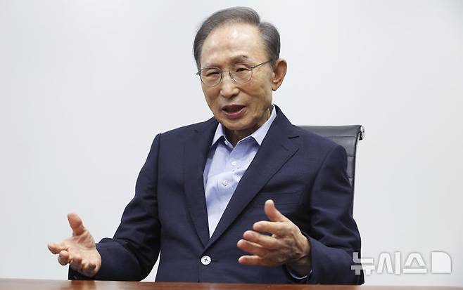 [서울=뉴시스] 배훈식 기자 = 국민의힘 양향자 경기도지사 후보가 18일 서울 서초구 청계재단에서 이명박 전 대통령을 예방, 대화를 나누고 있다. (공동취재) photo@newsis.com