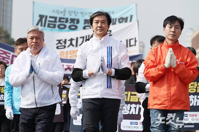 개혁진보4당(조국혁신당·진보당·기본소득당·사회민주당)이 서울 여의도 국회 본청을 돌며 정치개혁 촉구 삼보일배를 하고 있다. (왼쪽부터 조국혁신당 서왕진 원내대표, 조국 대표, 사회민주당 한창민 대표) 윤창원 기자