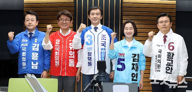 경기 평택을에 출마하는 국회의원 후보자들이 27일 서울 양천구 목동 CBS에서 열린 박재홍의 한판승부 평택을 후보자 초청 토론회에서 기념 촬영을 하고 있다. 왼쪽부터 더불어민주당 김용남, 국민의힘 유의동, 조국혁신당 조국, 진보당 김재연, 자유와혁신 황교안 후보. 박종민 기자