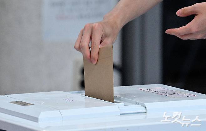 제9회 전국동시지방선거 사전투표 첫날인 29일 사전투표소. 박종민 기자