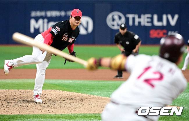 [OSEN=고척, 지형준 기자] 28일 오후 서울 고척스카이돔에서 2026 신한 SOL KBO리그 키움 히어로즈와 KIA 타이거즈의 경기가 열렸다.이날 키움은 케니 로젠버그, KIA는 황동하를 선발로 내세웠다.7회말 무사 1,2루에서 KIA 조상우가 키움 김건희를 삼진 처리하고 있다. 2026.05.28&nbsp;/ jpnews@osen.co.kr