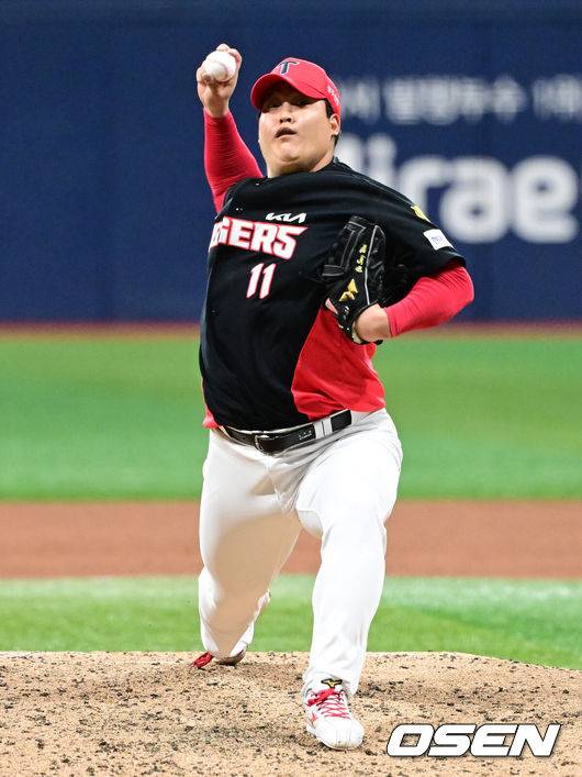 [OSEN=고척, 지형준 기자] 28일 오후 서울 고척스카이돔에서 2026 신한 SOL KBO리그 키움 히어로즈와 KIA 타이거즈의 경기가 열렸다.이날 키움은 케니 로젠버그, KIA는 황동하를 선발로 내세웠다.7회말 무사 1,2루에서 KIA 조상우가 역투하고 있다. 2026.05.28&nbsp;/ jpnews@osen.co.kr