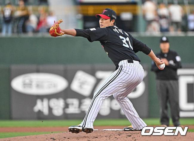 [OSEN=부산, 이석우 기자] 28일 부산 사직야구장에서 2026 신한 SOL KBO 리그 롯데 자이언츠와 LG 트윈스의 경기가 열렸다. 홈팀 롯데는 김진욱이, 방문팀 LG는 이정용이 선발 출전했다.LG 트윈스 선발 투수 이정용이 역투하고 있다. 2026.05.28 / foto0307@osen.co.kr