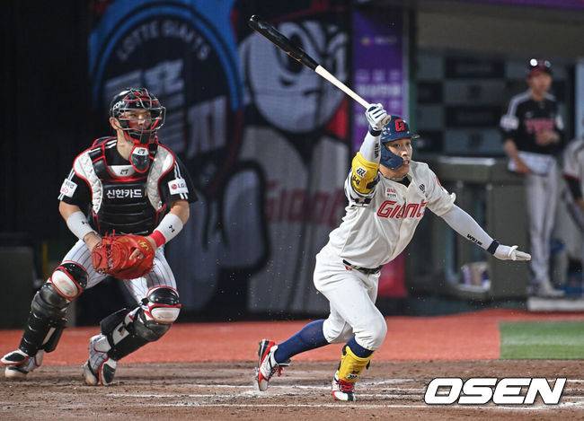 [OSEN=부산, 이석우 기자] 28일 부산 사직야구장에서 2026 신한 SOL KBO 리그 롯데 자이언츠와 LG 트윈스의 경기가 열렸다. 홈팀 롯데는 김진욱이, 방문팀 LG는 이정용이 선발 출전했다.롯데 자이언츠 황성빈이 6회말 2사 1루 좌익수 뒤 1타점 3루타를 치고 있다. 2026.05.28 / foto0307@osen.co.kr