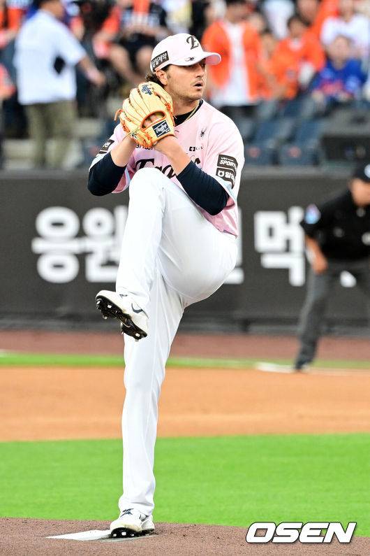 [OSEN=대전, 지형준 기자] 29일 대전 한화생명 볼파크에서 2026 신한 SOL KBO리그 한화 이글스와 SSG 랜더스의 경기가 열렸다.한화는 화이트, SSG은 최원준을 선발로 내세웠다.&nbsp;1회초 한화 화이트가 역투하고 있다. 2026.05.29&nbsp;/ jpnews@osen.co.kr