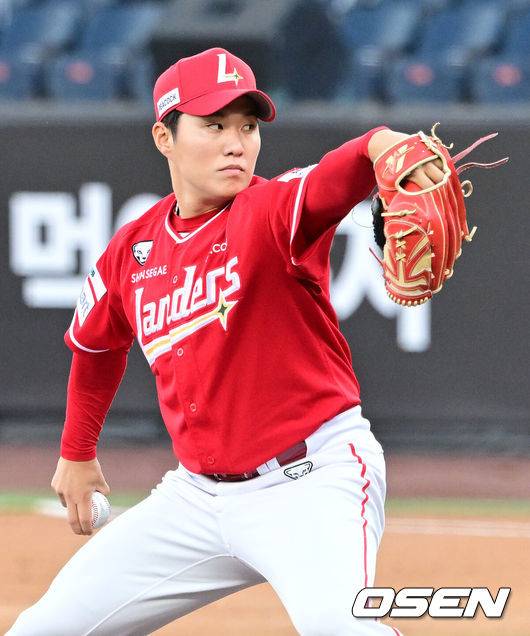 [OSEN=대전, 지형준 기자] 29일 대전 한화생명 볼파크에서 2026 신한 SOL KBO리그 한화 이글스와 SSG 랜더스의 경기가 열렸다.한화는 화이트, SSG은 최원준을 선발로 내세웠다.&nbsp;1회말 SSG 최원준이 역투하고 있다. 2026.05.29&nbsp;/ jpnews@osen.co.kr