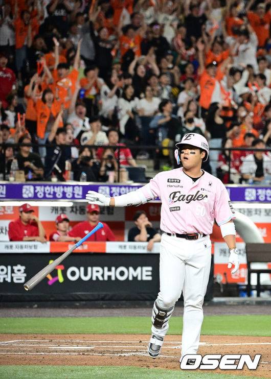 [OSEN=대전, 지형준 기자] 29일 대전 한화생명 볼파크에서 2026 신한 SOL KBO리그 한화 이글스와 SSG 랜더스의 경기가 열렸다.한화는 화이트, SSG은 최원준을 선발로 내세웠다.&nbsp;6회말 2사 2루에서 한화 강백호가 우월 투런포를 날리며 기뻐하고 있다. 2026.05.29&nbsp;/ jpnews@osen.co.kr