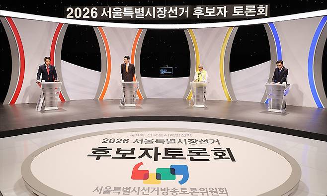 28일 서울 마포구 SBS 프리즘타워에서 열린 2026 서울특별시장선거 후보자토론회에 앞서 후보들이 준비를 하고 있다. 왼쪽부터 국민의힘 오세훈 후보, 개혁신당 김정철 후보, 정의당 권영국 후보, 더불어민주당 정원오 후보. 공동취재사진
