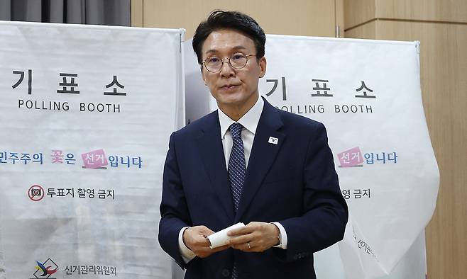 김민석 국무총리가 6·3 지방선거 사전투표 첫날인 29일 서울 영등포구 여의동 주민센터에 마련된 사전투표소에서 투표를 마친 뒤 기표소를 나오고 있다. 연합뉴스