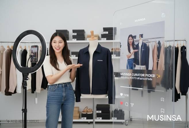 무신사 어필리에이트 마케팅 '무신사 큐레이터'가 추천 제품을 소개하는 예시 모습을 AI로 구현한 이미지. 무신사 제공