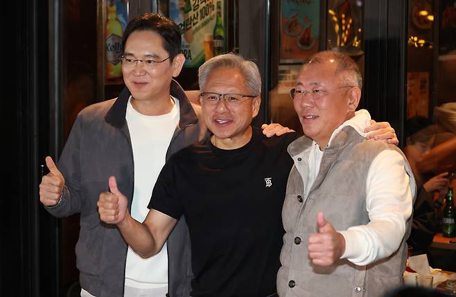 이재용 삼성전자 회장(왼쪽부터)과 젠슨 황 엔비디아 최고경영자(CEO), 정의선 현대차그룹 회장이 지난 2025년 10월 30일 저녁 서울 삼성동의 한 치킨집에서 치맥 회동을 마친 후 기념촬영하고 있다. 뉴시스