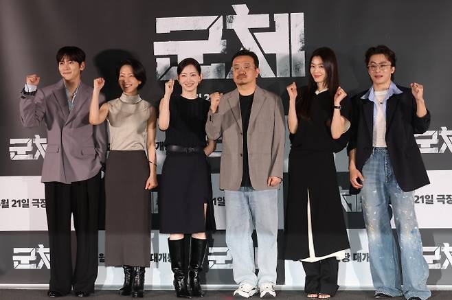 영화 ‘군체’ 기자간담회 - 지난 20일 서울 용산구 CGV 용산아이파크몰에서 열린 영화 ‘군체’ 언론시사회 및 기자간담회에서 감독과 배우들이 포즈를 취하고 있다.  연합뉴스