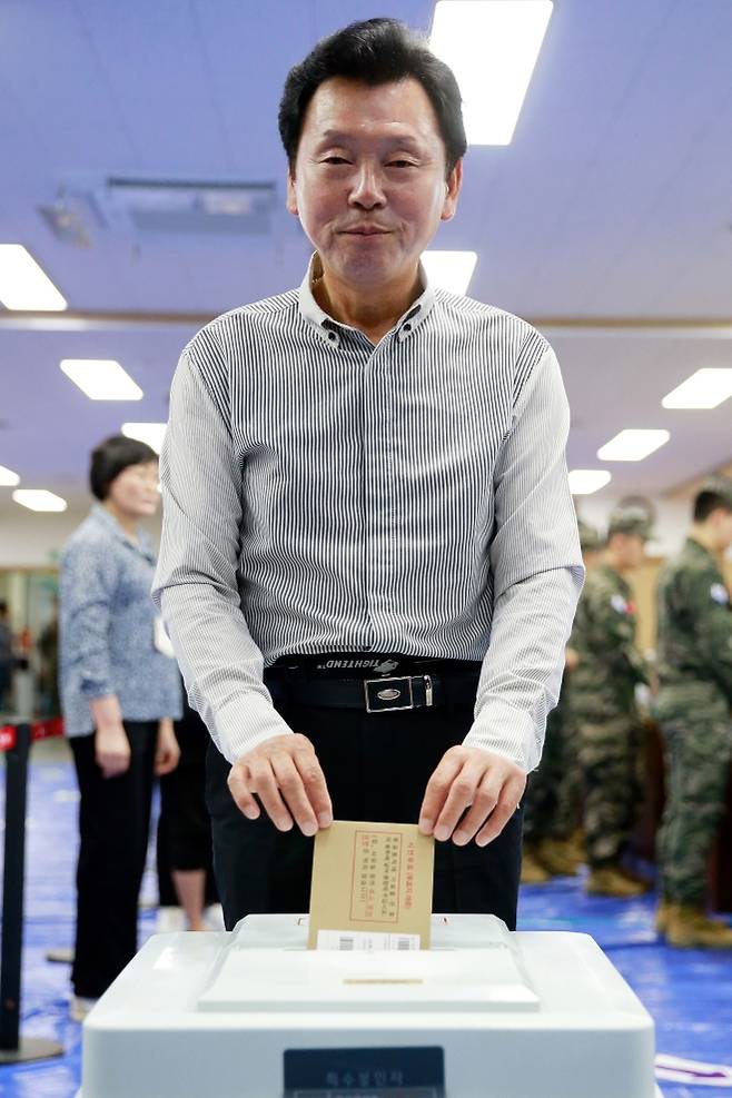 투표하는 양윤녕 무소속 제주도지사 후보 - 양윤녕 무소속 제주도지사 후보가 제9회 전국동시지방선거 사전투표 첫날인 29일 오전 제주도의회 의원회관 1층 대회의실에 마련된 제주시 연동 사전투표소에서 투표하고 있다. 뉴스1