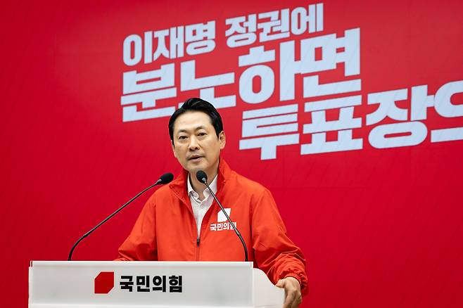 장동혁 국민의힘 대표가 29일 서울 여의도 중앙당사에서 이재명 대통령이 6·3 지방선거 및 국회의원 재보궐선거 사전투표 과정에서 기표소 밖으로 나와 투표용지에 도장이 “반만 찍혀도 괜찮냐”고 문의한 것과 관련해 기자회견을 하고 있다. 뉴스1