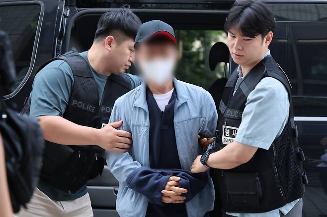LG전자 마곡 업무단지인 사이언스파크에서 칼을 휘둘러 2명에게 중상을 입힌 혐의로 긴급 체포된 LG전자 협력업체 직원 정아무개씨가 29일 서울 양천구 서울남부지방법원에서 열리는 구속 전 피의자 심문(영장실질심사)에 출석하고 있다. ⓒ연합뉴스