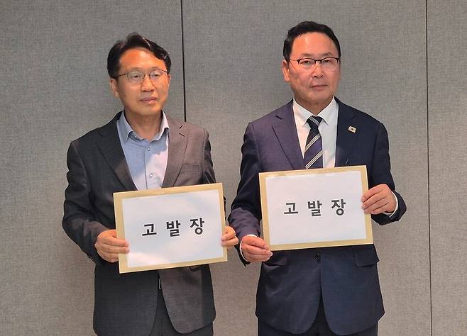 김영춘 충남교육감 후보와 선거대책위원회 한상경 위원장은 29일 충남도청사에서 긴급 기자회견을 열고 의혹메 대한 진상조사와 처벌요구를 하고 있다. ⓒ김영춘 후보 선거캠프 제공