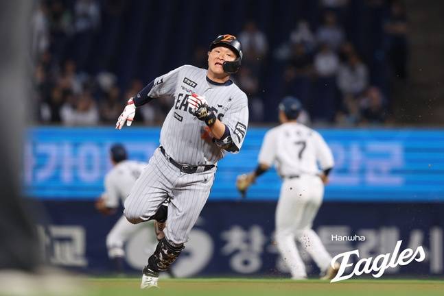 한화 이글스 김태연이 28일 창원 NC파크에서 열린 NC 다이노스와 2026 신한 SOL KBO리그 방문경기에서 8회초 쐐기 2타점 적시타를 날리고 3루까지 쇄도하고 있다. /사진=한화 이글스 제공