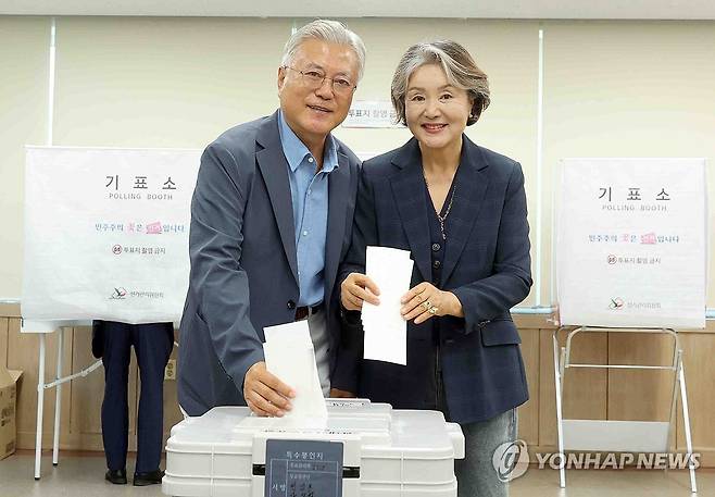 문재인 전 대통령·김정숙 여사 사전투표 (양산=연합뉴스) 김동민 기자 = 문재인 전 대통령과 김정숙 여사가 6·3지방선거 사전투표 첫날인 29일 경남 양산시 하북면 주민자치센터에 마련된 사전투표소에서 투표하고 있다. 2026.5.29 image@yna.co.kr