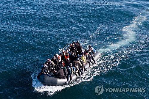 소형 고무보트로 영국 해협 건너는 불법 이민자들 [EPA=연합뉴스 자료사진. 재판매 및 DB 금지]