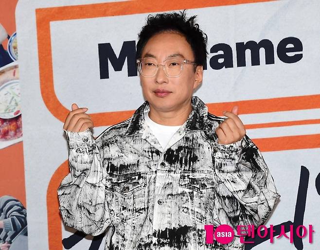 박명수가 손하트 포즈를 취하고 있다./사진=텐아시아DB